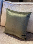 Donkergroen satijnen kussen met koeienhaartjes print - Perla Olive CLAUDI - 45x45 cm