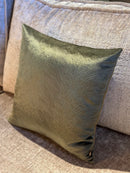 Donkergroen satijnen kussen met koeienhaartjes print - Perla Olive CLAUDI - 45x45 cm