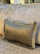 Olijfgroen satijnen kussen met franjes - Dafne Olive CLAUDI - 30x45 cm