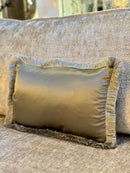 Olijfgroen satijnen kussen met franjes - Dafne Olive CLAUDI - 30x45 cm