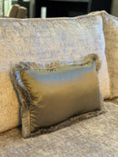 Olijfgroen satijnen kussen met franjes - Dafne Olive CLAUDI - 30x45 cm