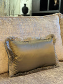 Olijfgroen satijnen kussen met franjes - Dafne Olive CLAUDI - 30x45 cm