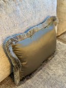 Olijfgroen satijnen kussen met franjes - Dafne Olive CLAUDI - 30x45 cm