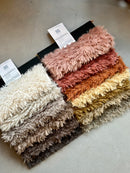 Fauteuil Cindy met zwarte draaipoot in donkerbruine doodle stof