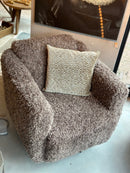 Fauteuil Cindy met zwarte draaipoot in donkerbruine doodle stof