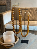 Bruine kralenketting op standaard - 45 cm