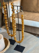 Bruine kralenketting op standaard - 45 cm