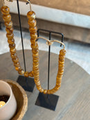 Bruine kralenketting op standaard - 45 cm