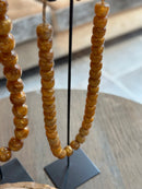 Bruine kralenketting op standaard - 45 cm