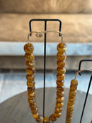 Bruine kralenketting op standaard - 52 cm