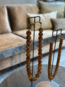 Bruine kralenketting op standaard - 52 cm