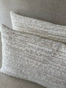 Kussen in beige-wit gemêleerde stof - Clarissa EXCLUSIVE Sand CLAUDI - 30x45 cm