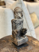 Gelukspopje hurkend van hout