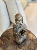 Gelukspopje hurkend van hout