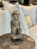 Gelukspopje hurkend van hout