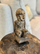 Gelukspopje hurkend van hout