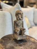 Gelukspopje hurkend van hout