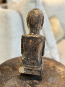 Gelukspopje hurkend van hout