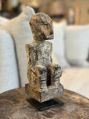 Gelukspopje hurkend van hout