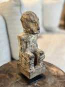 Gelukspopje hurkend van hout