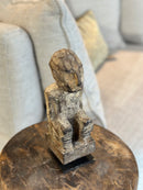 Gelukspopje hurkend van hout