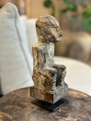 Gelukspopje hurkend van hout