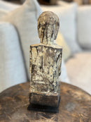 Gelukspopje hurkend van hout