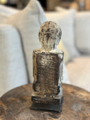 Gelukspopje hurkend van hout