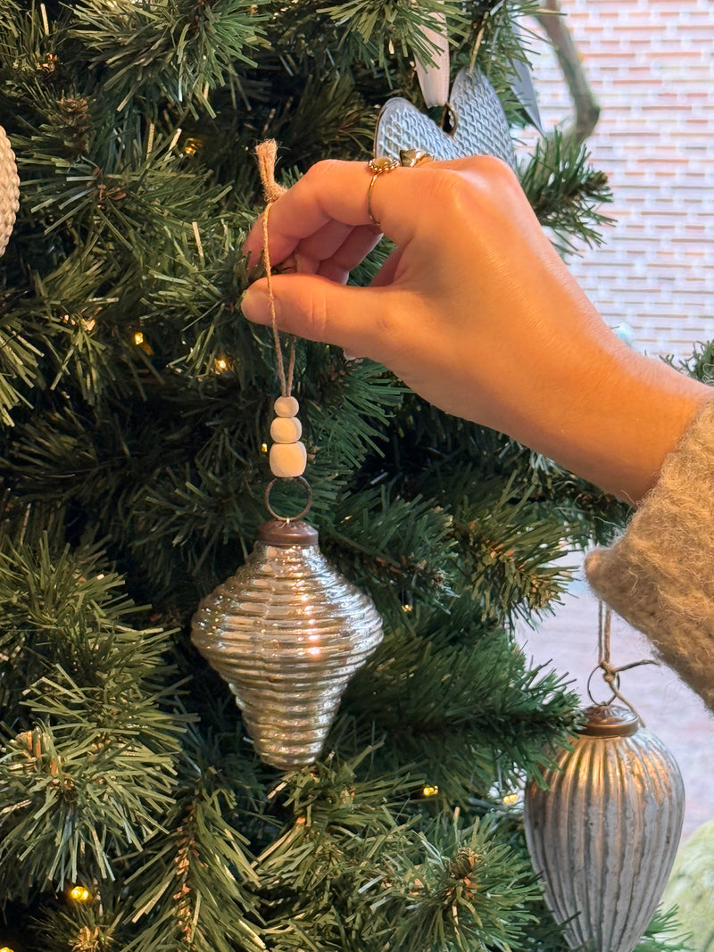 Kegelvormige kerstbal in champagnekleur met lijntjes - D6 x H8 cm