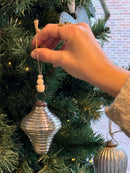 Kegelvormige kerstbal in champagnekleur met lijntjes - D6 x H8 cm