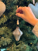 Kegelvormige kerstbal in champagnekleur met lijntjes - D6 x H8 cm