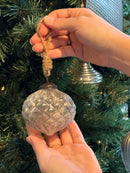 Kegelvormige kerstbal in grijskleur - D8 x H8 cm