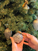 Kegelvormige kerstbal in grijskleur - D8 x H8 cm