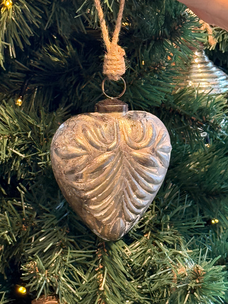 Kerstbal in hartvorm met sierlijke patronen in grijskleur - L9 x B4 x H10 cm