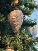 Kerstbal in hartvorm met sierlijke patronen in grijskleur - L9 x B4 x H10 cm