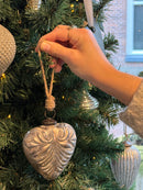 Kerstbal in hartvorm met sierlijke patronen in grijskleur - L9 x B4 x H10 cm