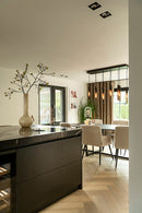 Eetkamerstoel Ivy in off‑white Aquaclean stof met zwarte poten