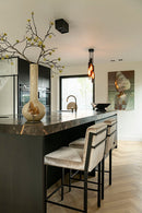 Barstoel Jill in zilverkleurige stof met zwart metalen frame