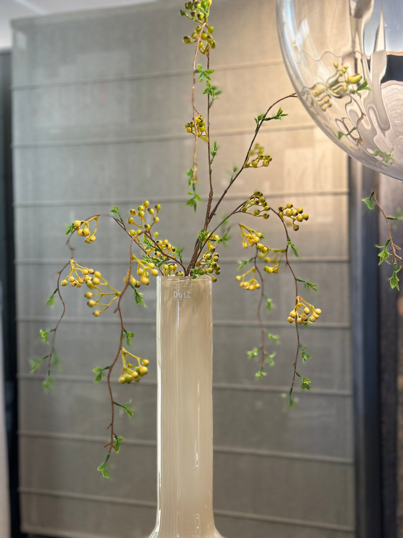 Kunsttak met gele besjes en groene blaadjes - 104 cm