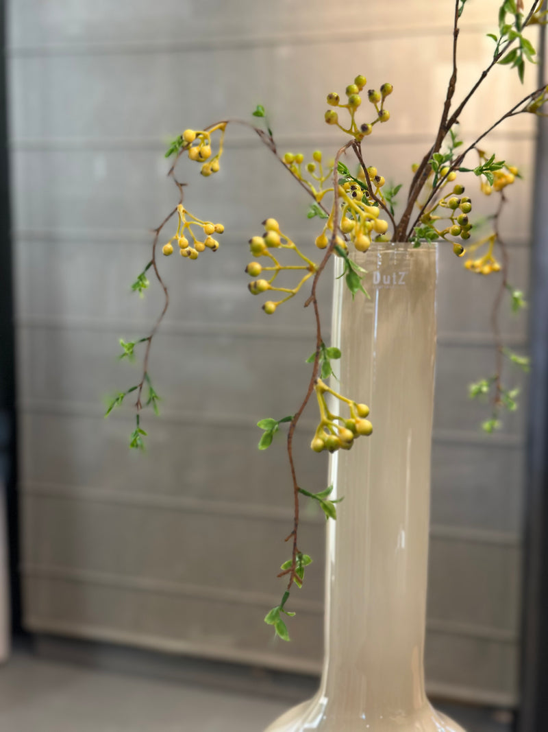 Kunsttak met gele besjes en groene blaadjes - 104 cm