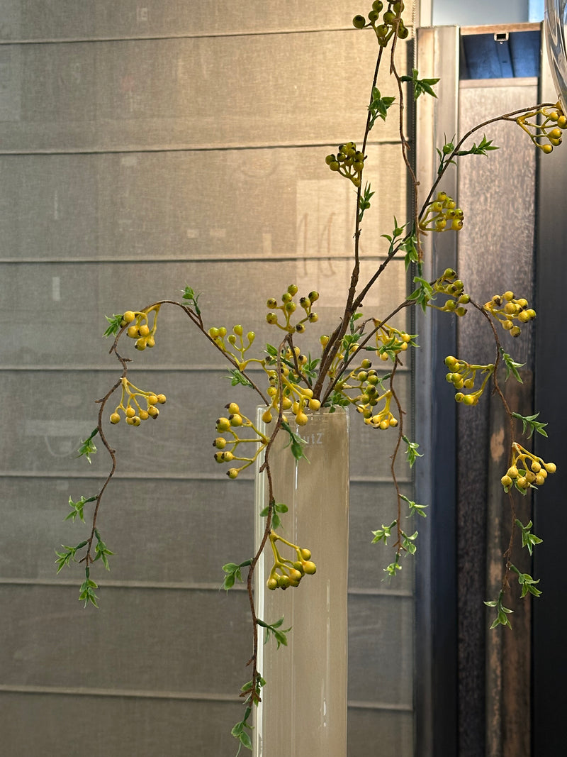 Kunsttak met gele besjes en groene blaadjes - 104 cm