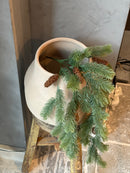 Kunsttak met dennentakjes en dennenappels – 80 cm