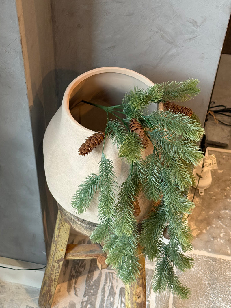 Kunsttak met dennentakjes en dennenappels – 80 cm