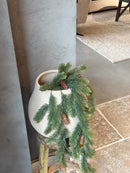 Kunsttak met dennentakjes en dennenappels – 80 cm