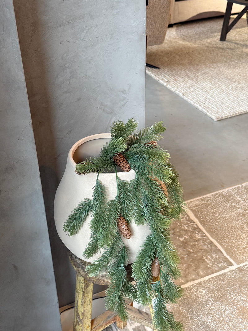 Kunsttak met dennentakjes en dennenappels – 80 cm