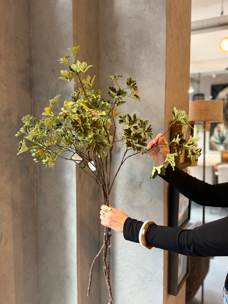 Kunsttak met donkergroene Geraniumblaadjes – 92 cm