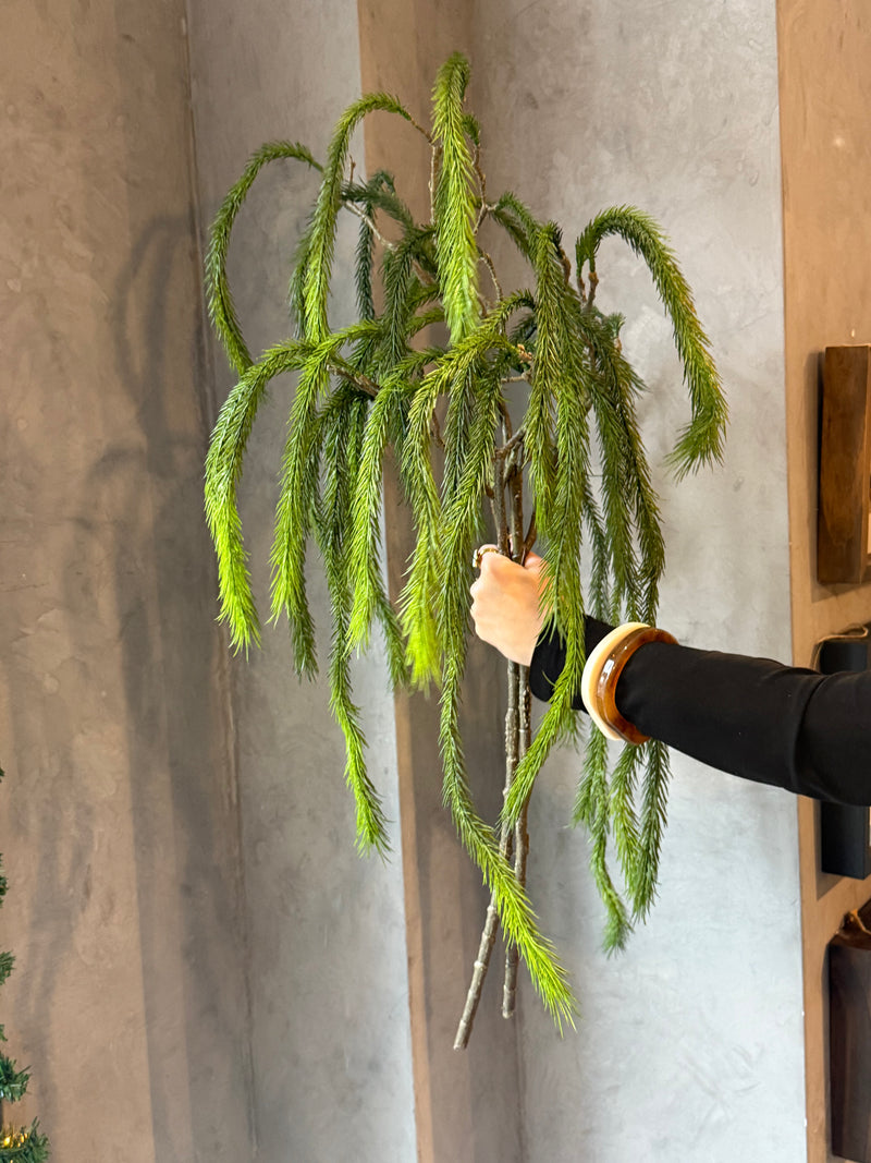 Kunsttak met hangende Dennentakjes – 130 cm