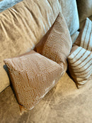 Kussen van karamelkleurige stof met witte patronen - 40x60 cm - Holly Light Brown