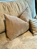 Kussen van karamelkleurige stof met witte patronen - 40x60 cm - Holly Light Brown