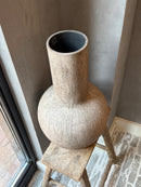 Lichtgrijze bolvaas met korreltjes - Cornas - D29 x H50 cm